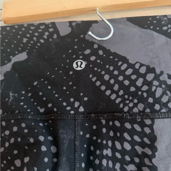 Lululemon Size 8 Black and Gray Patterned Leggings - Picture 3 of 4